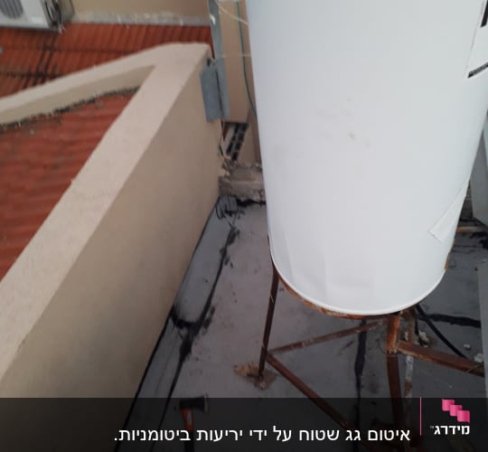 מיכל מים על גג עם סימני איטום סביבו